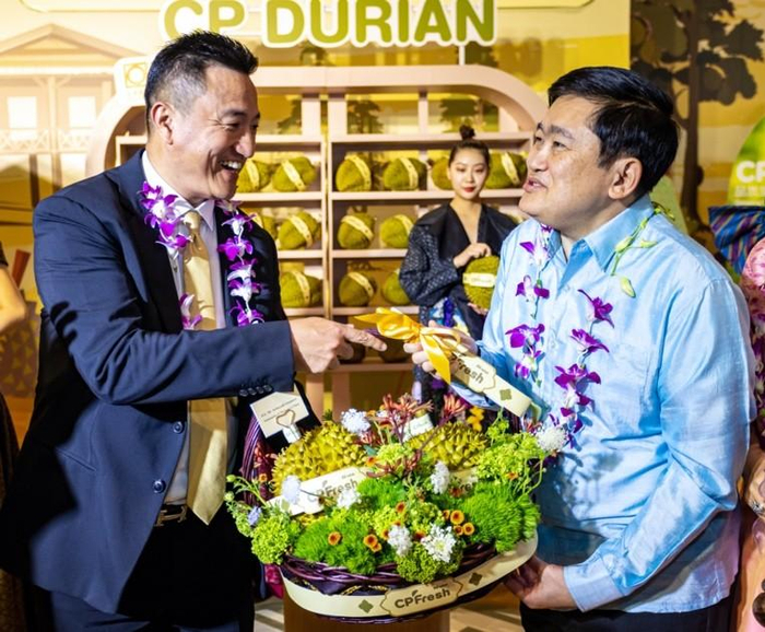 　　▲杨小平CEO向阿塔育·习萨目阁下赠送CP Fresh北京首发榴莲