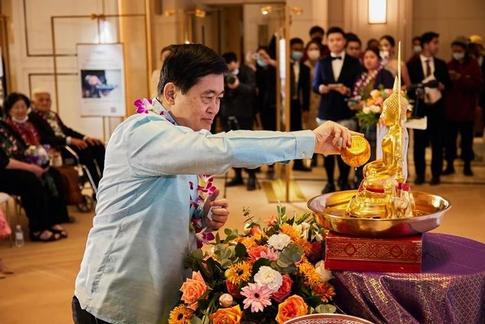 　　▲泰王国驻华大使阿塔育·习萨目阁下浴佛祈福