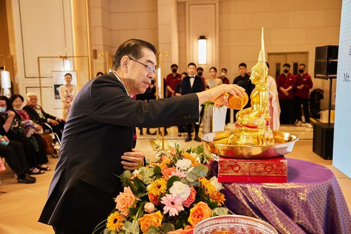 　　▲正大集团资深副董事长、正大投资股份有限公司总经理兼CEO谢毅先生浴佛祈福