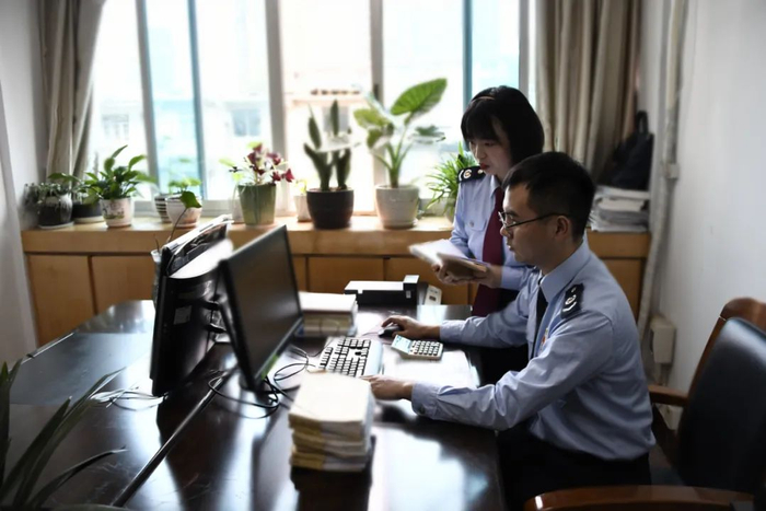 检查人员逐笔分析企业资金流信息。