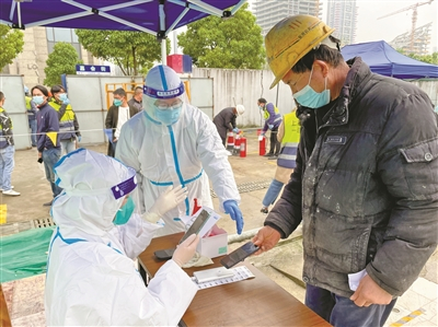     建筑工人排队进行核酸检测。