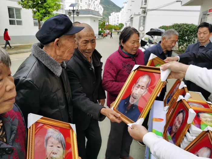 老人们交流彼此的照片。受访者供图