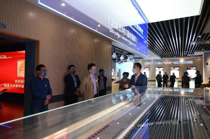 “硬核力量探访团”成员走进音王集团。记者 刘波 摄