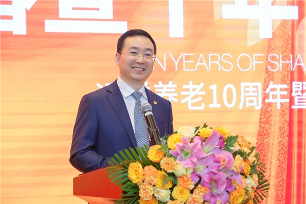 　　远洋养老总经理罗剑向椿萱茂入住长辈及家属表达感谢