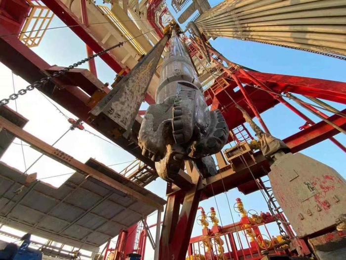 图为：“璇玑”系统完成作业任务，从井下提升返回（图片来源：中国海油）