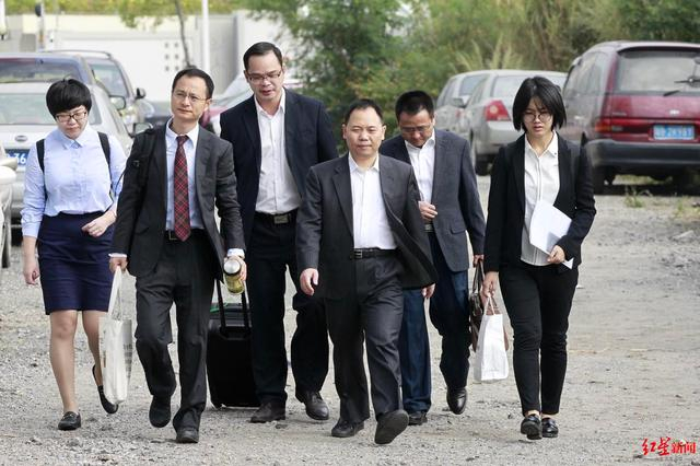 ▲“深圳鹦鹉案”开庭路上，右三为王鹏辩护人徐昕