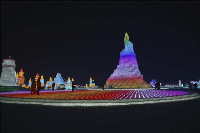  依托创意设计，第23届哈尔滨冰雪大世界了打造集观赏、游乐、传播冬奥知识于一身的冬奥主题冰雪乐园。新华社记者 朱悦 摄