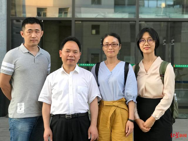 ▲徐昕律师（左二）、肖之娥律师（右一）与“深圳鹦鹉案”当事人王鹏