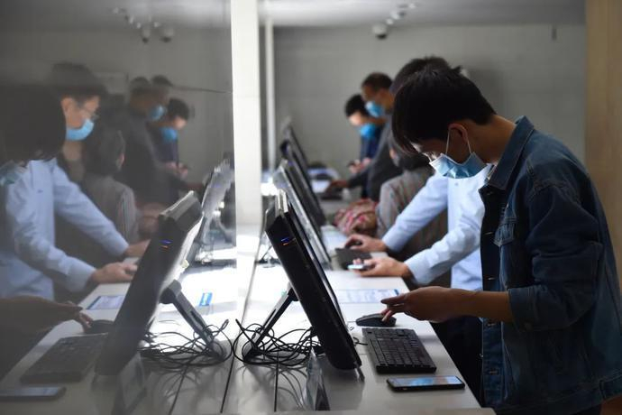 　　2011年，一个为访问者提供免费的学术文献的网站，Sci-Hub出现。