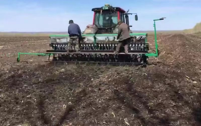 春播现场。（于文军摄影）