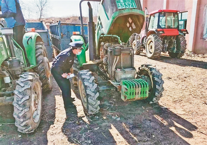 执法人员在检查拖拉机发动机车驾号。 常正伟 黑龙江日报全媒体记者 刘柏森摄