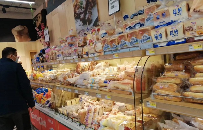 北京某超市的面包展柜