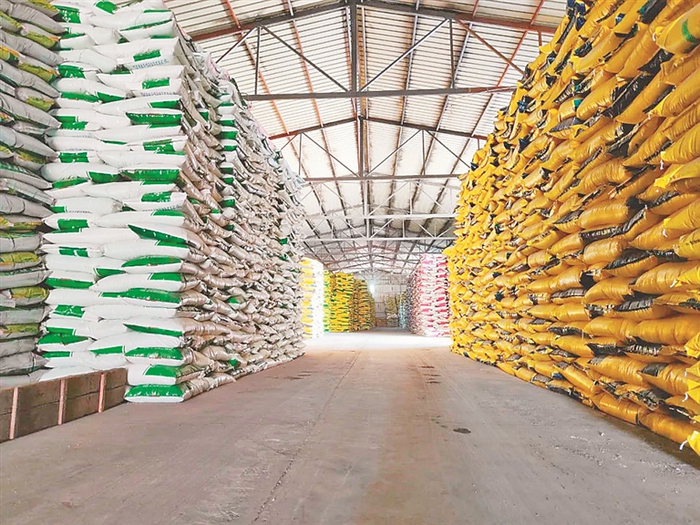 农资公司库房中存放的化肥。王文利 黑龙江日报全媒体记者 刘柏森摄