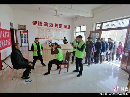 　　老人们排队来拍照