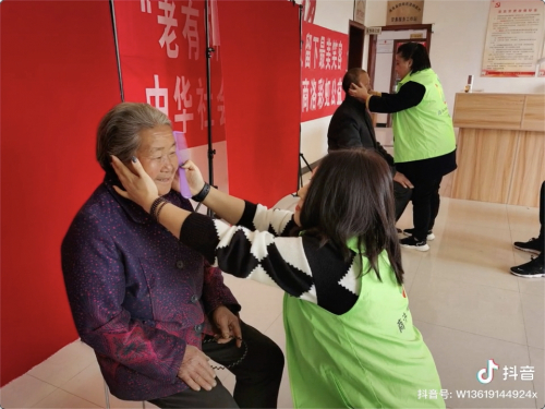 　　志愿者给老人梳头