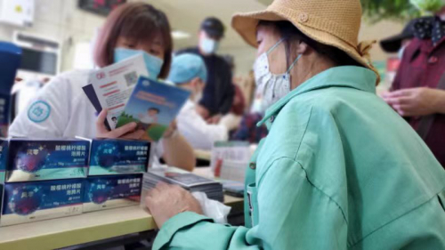 　　【风零+痛风日活动现场 医务工作者向市民发放并讲解患者健康手册等资料】