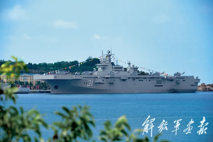 资料图：海南舰交接入列 来源：解放军画报