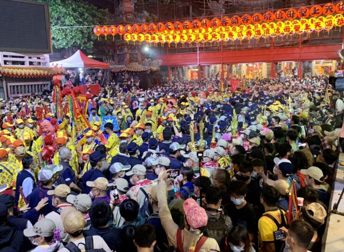 △ 台中大甲镇澜宫妈祖巡游活动，于8日深夜起驾，上万信徒到场。（图自台媒）