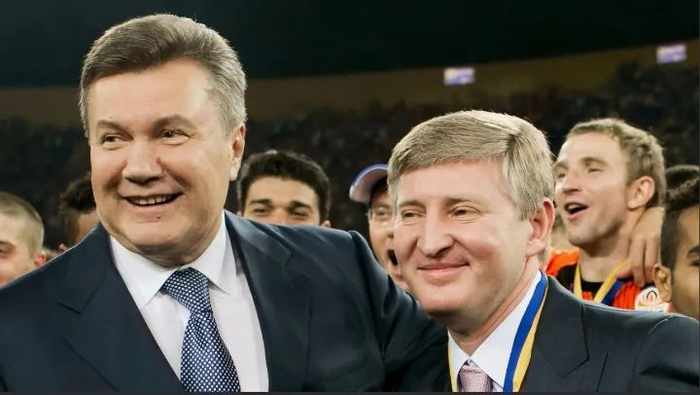 ·&nbsp;亚努科维奇（左）和阿克梅托夫。