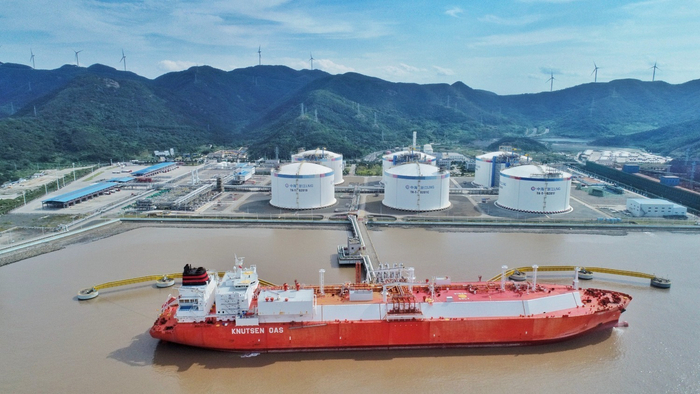 图为LNG运输船“Barcelona Knutsen”抵达浙江LNG接收站。