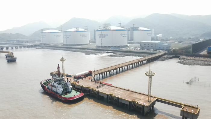 图为“甬港消拖60”轮在中海石油气电集团浙江LNG接收站工作船码头进行LNG加注