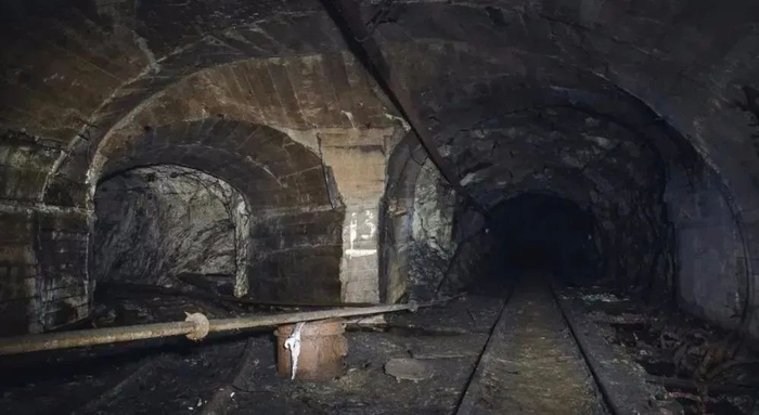  ·&nbsp;亚速钢铁厂内部。