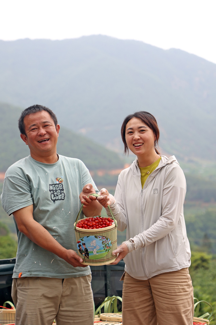 电商新农人赖建峰和妻子张静，一个负责拼多多网店运营，一个负责产地收购。吴小川 摄