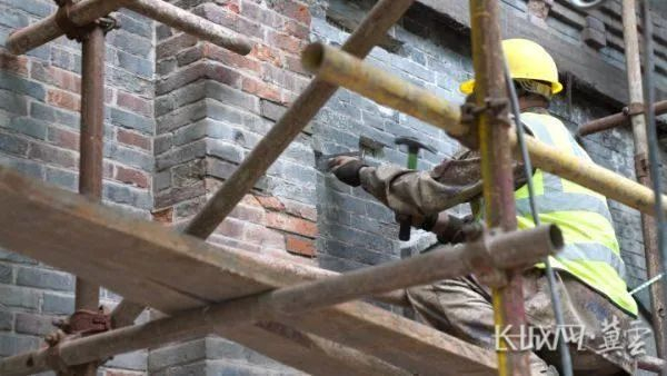 在正太饭店保护性修缮项目现场，工人正在对立面外墙进行清洗、修补。长城网·冀云客户端记者 廉明坤 摄