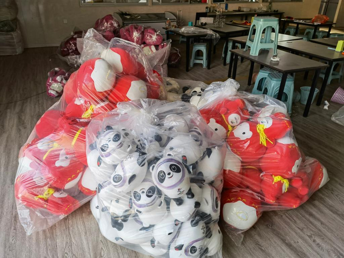 警方现场查获的假冒“冰墩墩”“雪容融”。公安部供图