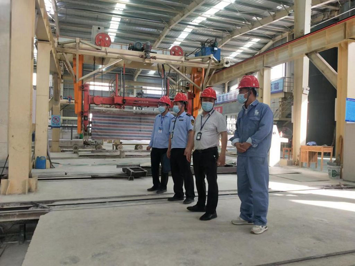 上图为副局长刘文飞2022年4月14日带队到广西鲁临建材科技有限公司调研，推动企业申报绿色建材产品认证