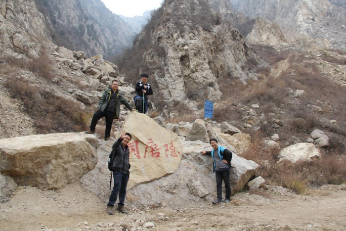 李晓杰团队部分成员考察山西文水县子夏山隐唐洞。（资料图片）