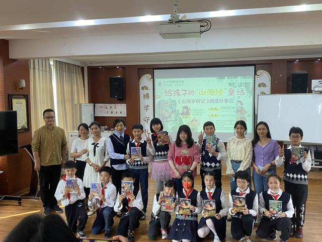 ▲ 毛岸曦与同学们合影（四川文艺出版社供图）