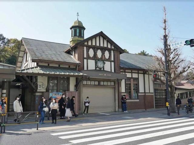 原宿车站，曾被认为现存于东京最古老的西洋车站，在东京奥运会后被拆除。（图片来自response.jp）