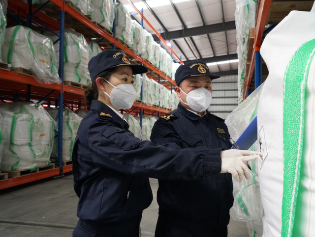 ▲ 成都海关关员在利尔化学公司对出口危险货物包装实施使用鉴定