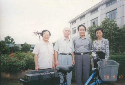 　　绿源电动车初创团队合影