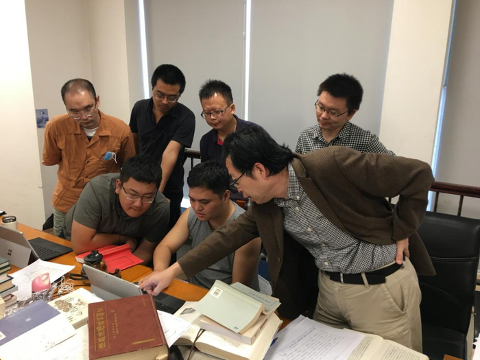 李晓杰（前排右一）和团队成员在讨论汉魏洛阳城遗址。黄学超摄