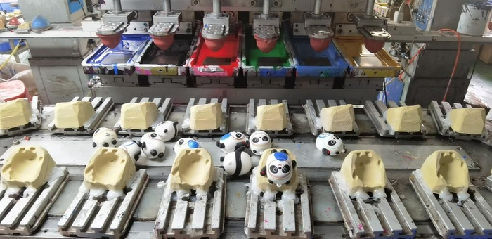 广东公安机关查获的假冒“冰墩墩”及生产模具。公安部供图