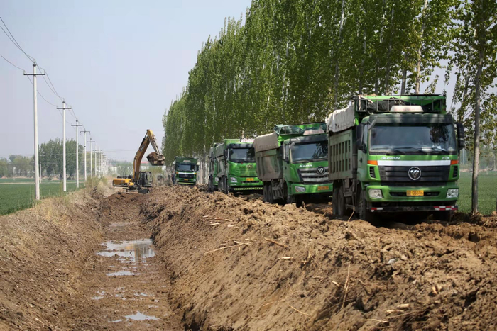 在河北省文安县兴隆宫镇北斗村水系连通工程现场，正在进行清淤疏浚作业。魏东摄