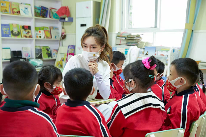 图说:李丹阳把名家们推荐的书,送到临安清凉峰娃哈哈幼儿园公益绘本点。