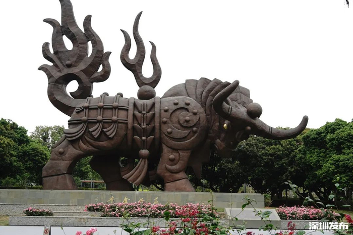 ▲高30米的“盖世金牛”，是四海公园的标志