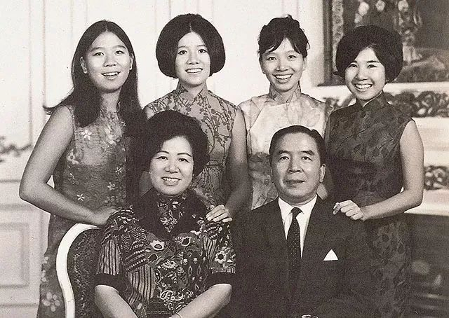 包玉刚夫妇与4个女儿