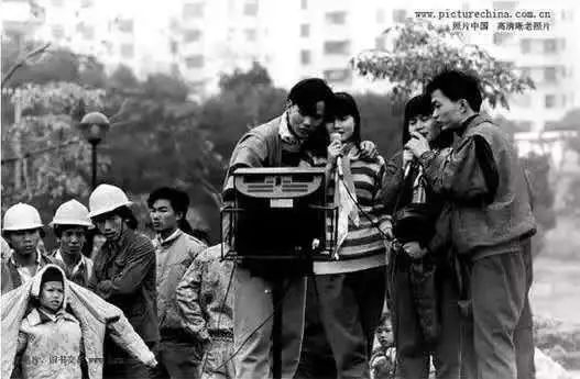 ▲1992年元旦，蛇口四海公园的免费卡拉OK。张新民/摄