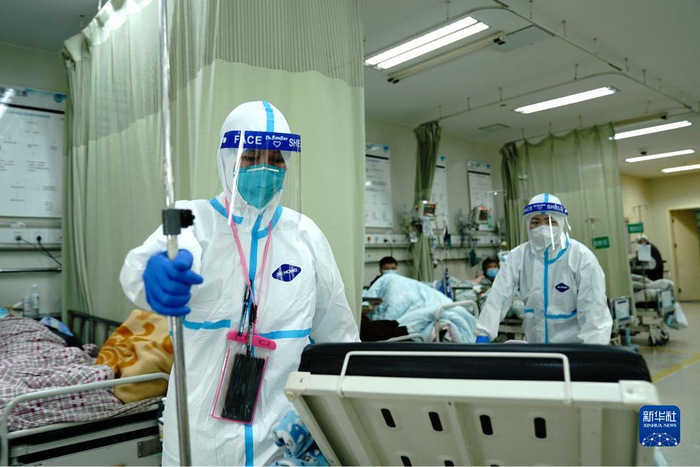 在复旦大学附属闵行医院急诊抢救室，医护人员在忙碌（4月20日摄）。新华社记者 张建松 摄