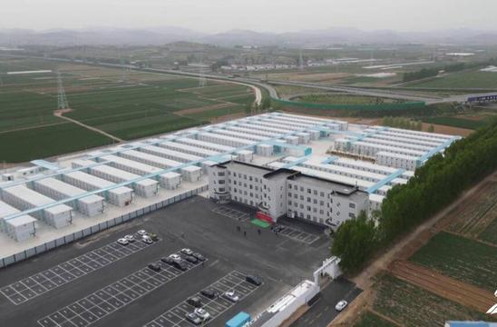 项目新建双层结构方舱，严格按照“三区两通道”的标准进行设计，建设洁净区、污染区、缓冲区、医护通道，并设立污染物消杀池。据了解，肥城健康驿站项目总舱位1187个，其中，清洁舱位131个，隔离舱位987个，功能舱位69个。项目将由肥城市卫生健康系统具体负责、肥城市人民医院组建管理团队、各镇街卫生院（社区卫生服务中心）选派充实力量，做好健康驿站的日常管理运营。