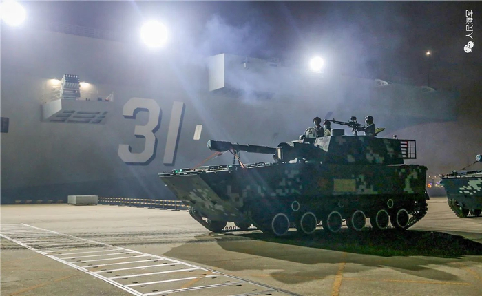 资料图：海南舰进行舰载机起降训练、立体投送演练等课目训练 来源：人民海军