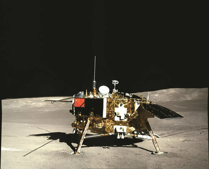 “玉兔二号”全景相机拍摄的“嫦娥四号”图像