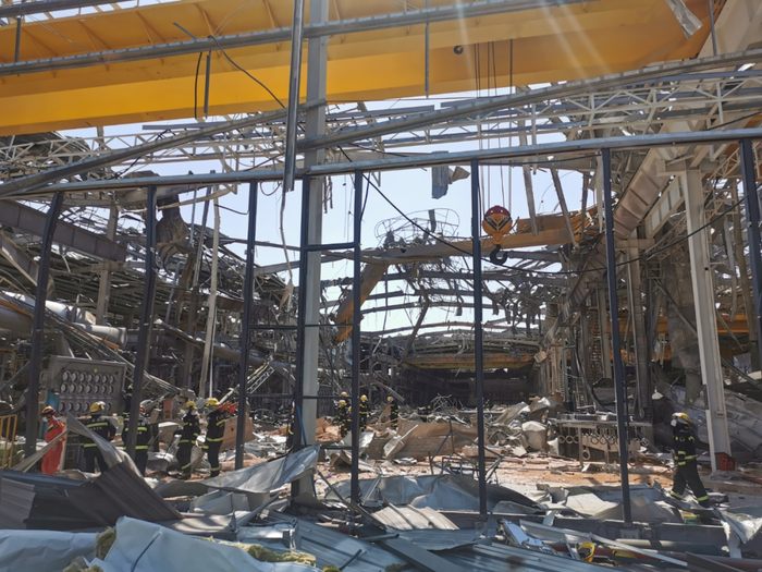 广东清远，精美特种型材有限公司一熔铸车间发生铝水爆炸事故，事故现场一片狼藉，救援人员正在开展处置工作。应急管理部供图