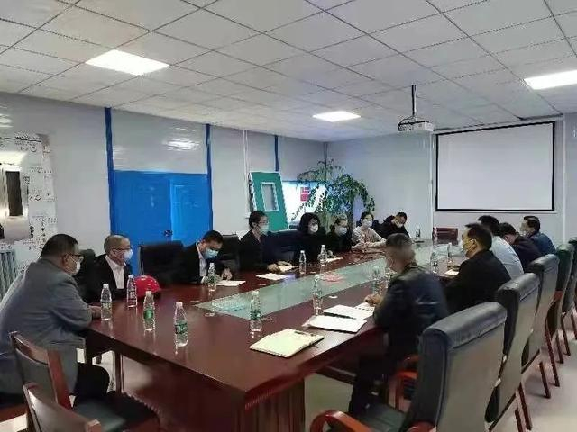 　　图为在长沙高新区东方红街道组织的三方调解会议