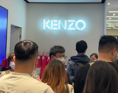品牌Kenzo排队买单 &nbsp;受访者供图