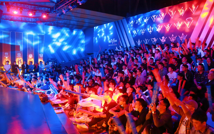 粉丝观看大赛直播为喜爱的LOL战队应援。资料图/IC